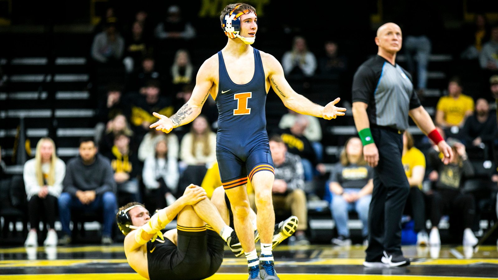 5’6 Star Illinois Wrestler Goes Viral With 6’2 Volleyball Player Girlfriend